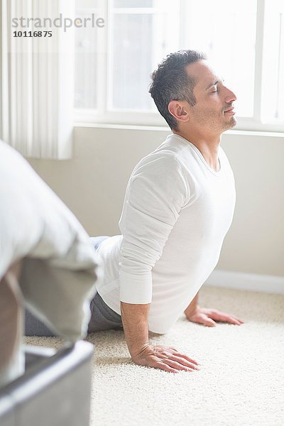 Mittlerer Erwachsener Mann in Yogastellung