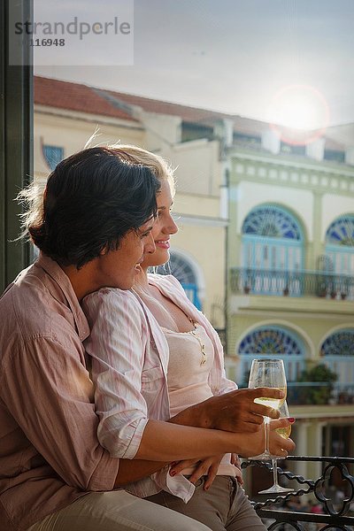 Junges Paar trinkt Wein auf dem Balkon des Restaurants in Plaza Vieja  Havanna  Kuba