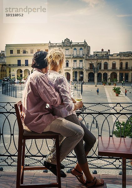 Romantisches junges Paar mit Blick vom Balkon des Restaurants in Plaza Vieja  Havanna  Kuba