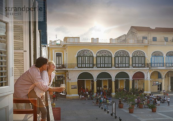 Romantisches junges Paar mit Blick vom Balkon des Restaurants in Plaza Vieja  Havanna  Kuba