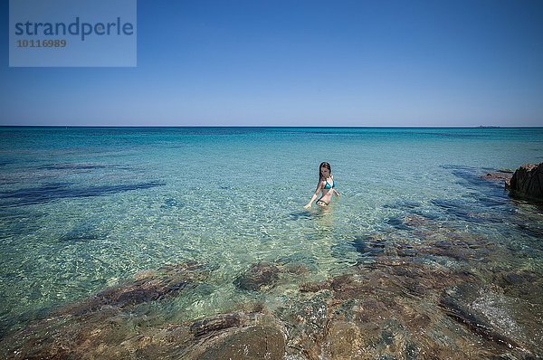 Junge Frau im Bikini im Meer  Cagliari  Sardinien  Italien