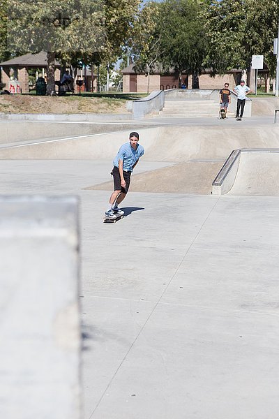 Junger Mann Skateboarding im Park  Eastvale  Kalifornien  USA