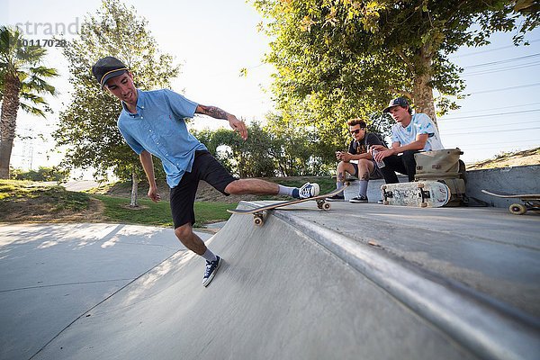 Junger Mann Skateboarding im Park  Eastvale  Kalifornien  USA