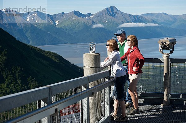 Touristen  die von der Aussichtsplattform Roundhouse  Alyeska Resort  Girdwood  Alaska  USA  ausblicken.