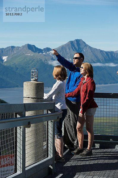 Touristen  die von der Aussichtsplattform Roundhouse  Alyeska Resort  Girdwood  Alaska  USA  ausblicken.