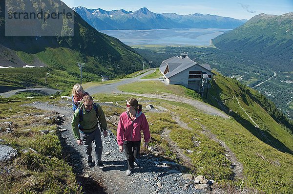 Touristen auf dem Weg  Mighty Might Trail  Alyeska Resort  Turnagain Arm  Mt. Alyeska  Girdwood  Alaska  USA