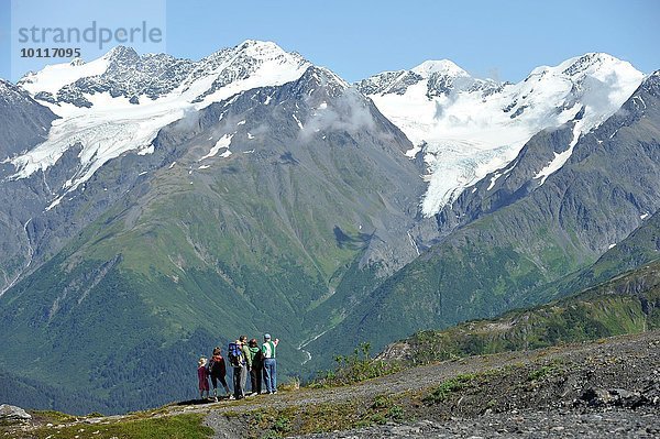 Gruppe von Menschen  die die Aussicht betrachten  Mighty Might Trail  Alyeska Resort  sieben Gletscher  Winner Creek Valley  Turnagain Arm  Mt. Alyeska  Girdwood  Alaska  USA