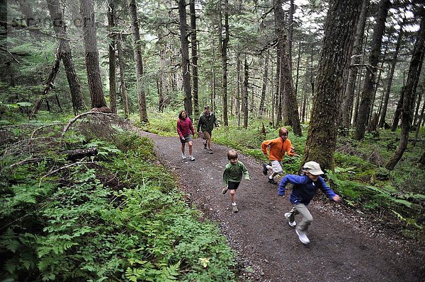 Familie erkunden Wälder  Winner Creek  Alyeska Resort  Turnagain Arm  Mt. Alyeska  Girdwood  Alaska  USA