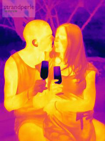 Wärmebild eines romantischen jungen Paares beim Weintrinken