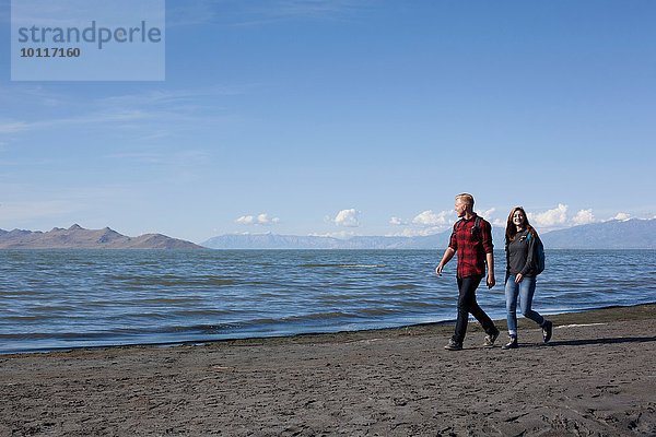 Junges Paar am Wasser entlang  Great Salt Lake  Utah  USA