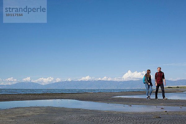 Junges Paar  das sich anschaut  Great Salt Lake  Utah  USA