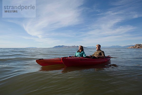 Junges Paar im Kajak auf dem Wasser  Augen geschlossen  Great Salt Lake  Utah  USA