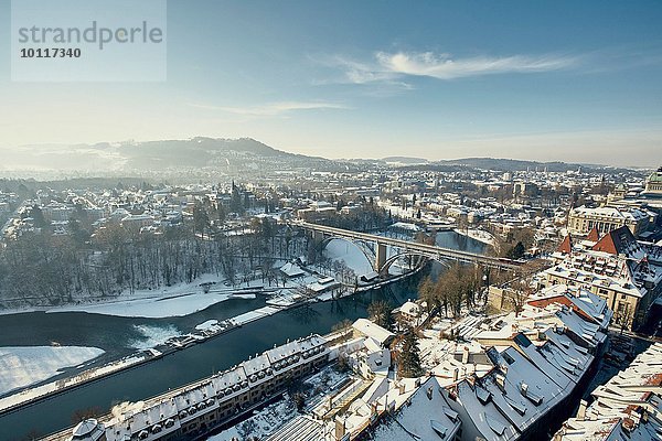 Hochblick auf Aare und Stadt mit verschneiten Dächern  Bern  Schweiz