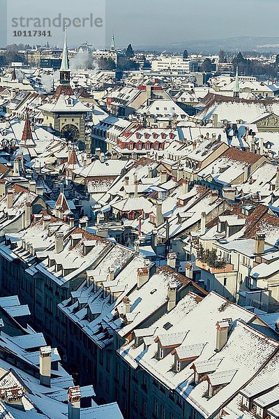 Hochwinkel-Stadtansicht mit schneebedeckten Dächern  Bern  Schweiz