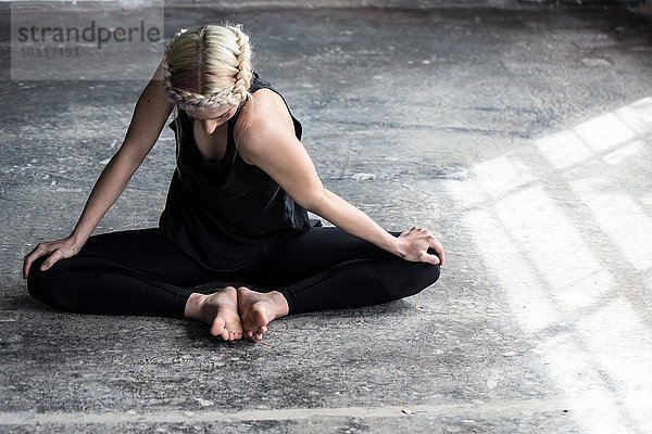 Tänzerin beim Stretching im Studio