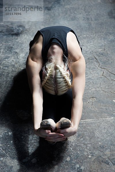 Tänzerin beim Stretching im Studio