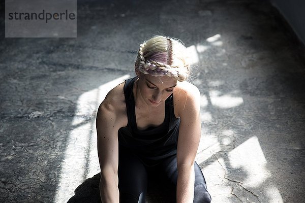 Tänzerin beim Stretching im Studio