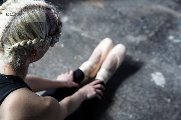 Tänzerin beim Stretching im Studio