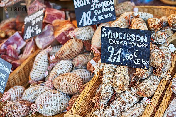 Pökelwürste am französischen Marktstand  Nahaufnahme