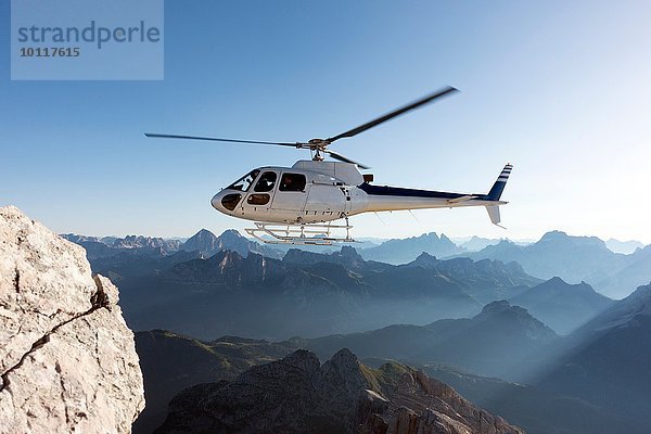 Hubschrauber mit BASE-Jumpern zum Gipfel  Dolomiten  Italien