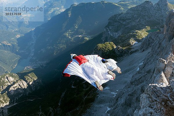 Zwei männliche BASE Jumpers Wingsuit vom Berg  Dolomiten  Italien