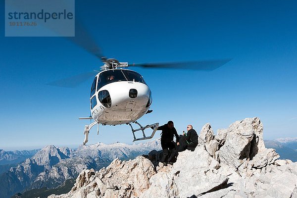 Hubschrauberabwurf BASE Jumper auf Berg  Dolomiten  Italien