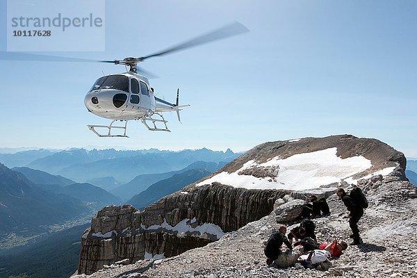 BASE Springer bereiten Wingsuits auf dem Berggipfel vor  Dolomiten  Italien