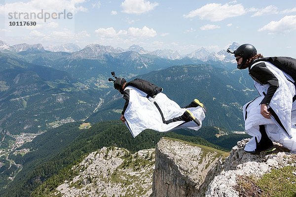 Zwei männliche BASE-Springer  die von der Bergspitze aussteigen  Dolomiten  Italien