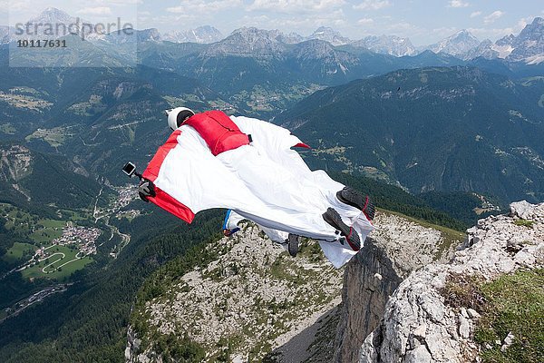 Zwei männliche BASE-Springer  die von der Bergspitze aussteigen  Dolomiten  Italien