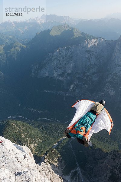 Männlicher BASE Jumper Wingsuit vom Berg  Dolomiten  Italien