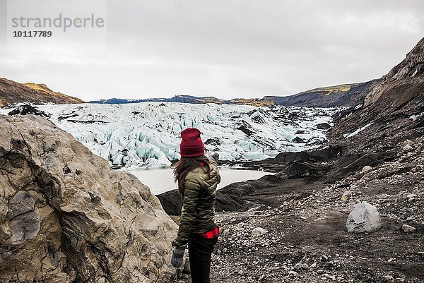 Touristinnen zeigen auf den Gletscher bei Solheimajokull  Island
