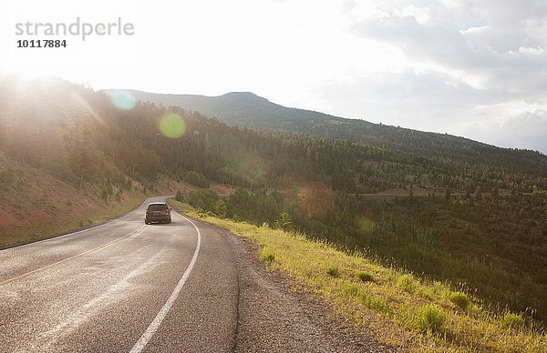 Rückansicht des Autos auf der Landstraße bei Torrey  Utah  USA