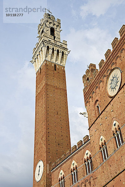 Torre del Mangia Turm  Palazzo Pubblico  Rathaus  Museum  Piazza del Campo  Platz  Siena  Toskana  Italien  Europa