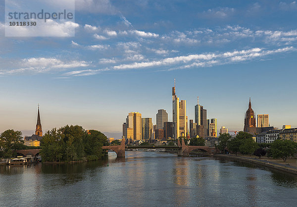 Skyline im Morgenlicht  Frankfurt am Main  Hessen  Deutschland  Europa
