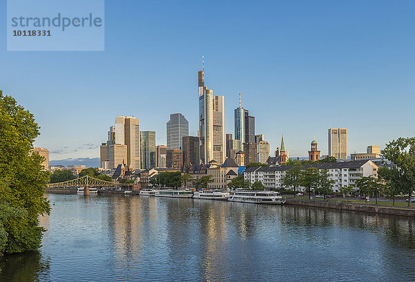 Skyline mit Fußgängerbrücke Eiserner Steg  Frankfurt am Main  Hessen  Deutschland  Europa