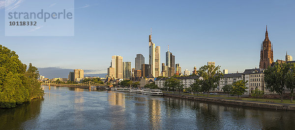 Skyline von Frankfurt mit dem Eisernen Steg  Frankfurt am Main  Hessen  Deutschland  Europa