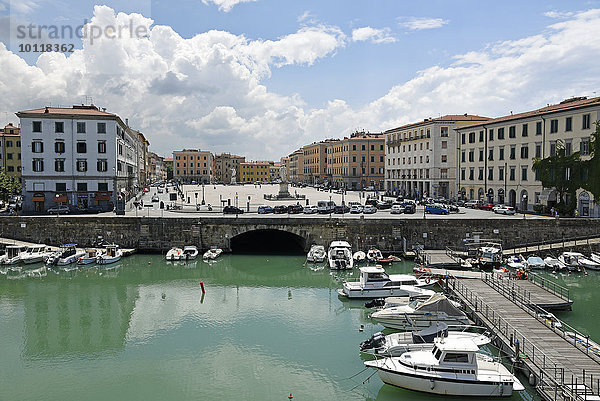 Piazza della Repubblica  Platz  Kanal  Boote  Altstadt  Livorno  Toskana  Italien  Europa