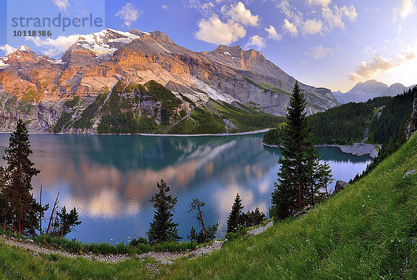 Berge im Abendlicht am Oeschinensee  UNESCO Weltnaturerbe  Kandersteg  Kanton Bern  Schweiz  Europa