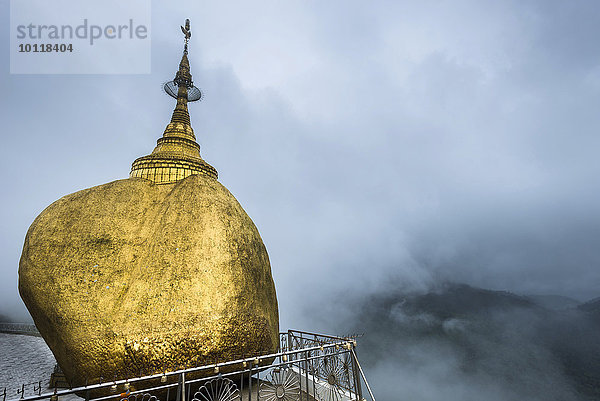 Nebel Myanmar Asien Goldener Felsen Kyaikto Pagode