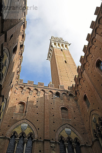 Torre del Mangia Turm  Palazzo Pubblico  Rathaus  Museum  Piazza del Campo  Siena  Toskana  Italien  Europa