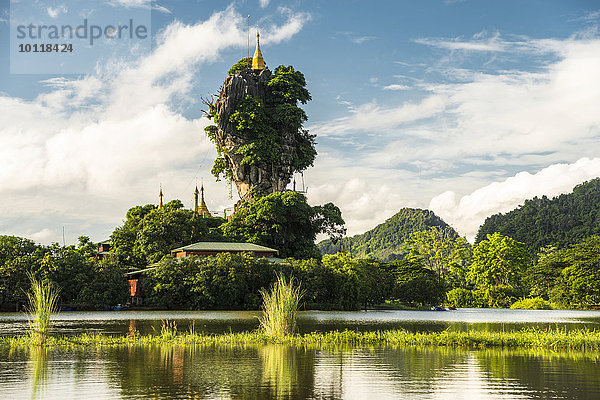 Kyauk Kalap Pagode auf einem Fels  See  Kloster  Hpa-an  Kayin- oder Karen-Staat  Myanmar  Birma  Asien