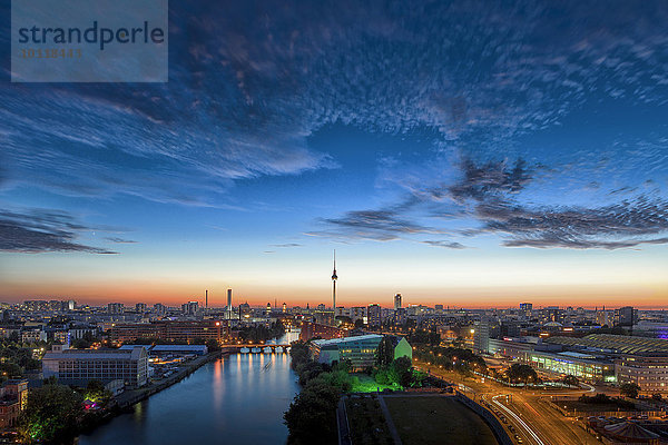 Stadtmitte bei Sonnenuntergang  Berlin  Deutschland  Europa