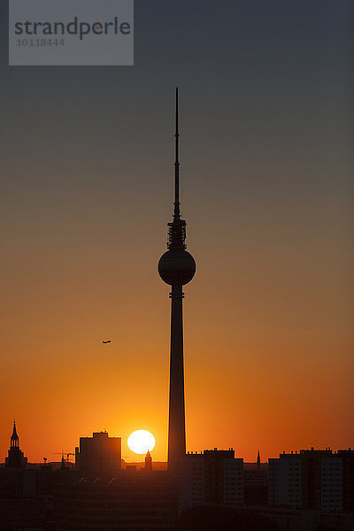 Fernsehturm bei Sonnenuntergang  Berlin  Deutschland  Europa
