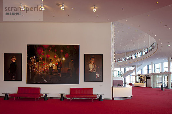 Foyer mit moderner Kunst  Stage Theater an der Elbe  Hamburg  Deutschland  Europa
