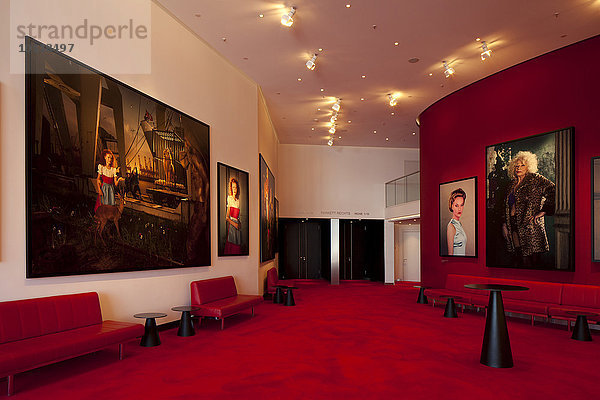 Foyer  Wandgestaltung mit moderner Kunst  Stage Theater an der Elbe  Hamburg  Deutschland  Europa