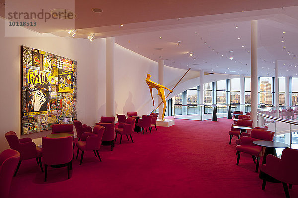 Foyer mit modernen Kunstobjekten  Stage Theater an der Elbe  Hamburg  Deutschland  Europa