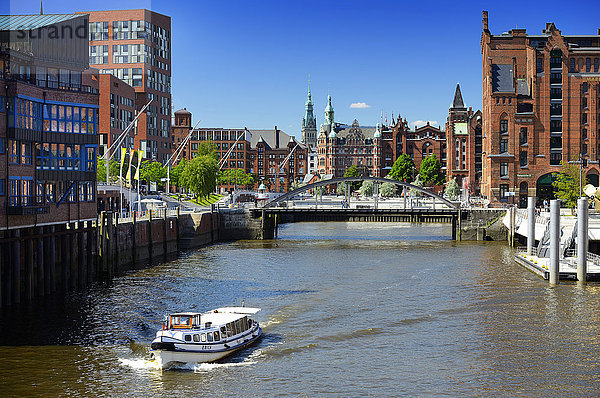 Ausblick über den Magdeburger Hafen in der Hafencity zur Speicherstadt  Hamburg  Deutschland  Europa