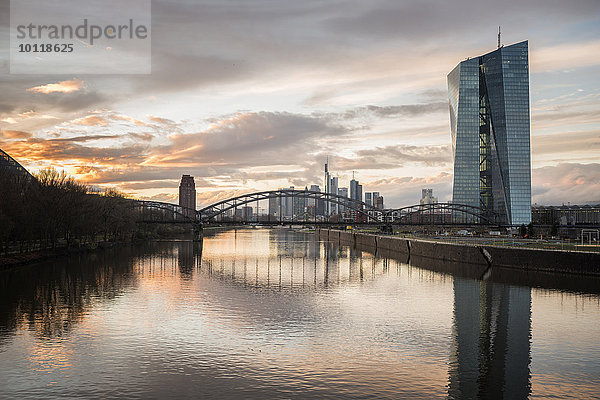 Neue Europäische Zentralbank mit Skyline bei Sonnenuntergang  Frankfurt am Main  Hessen  Deutschland  Europa