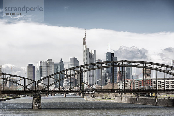 Skyline mit Deutschherrnbrücke  Frankfurt am Main  Hessen  Deutschland  Europa