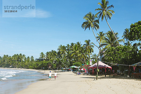 Strand  von Palmen und Beachrestaurants gesäumt  Mirissa  Südprovinz  Indischer Ozean  Ceylon  Sri Lanka  Asien